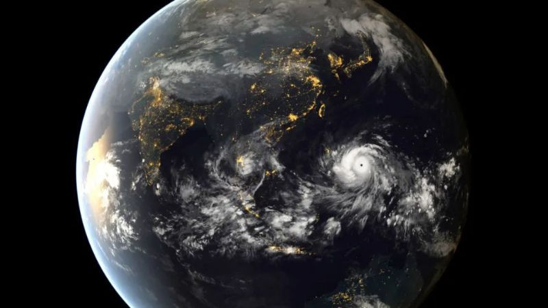 Ảnh mây vệ tinh chụp từ không gian thể hiện cấu trúc cơn bão đang hình thành