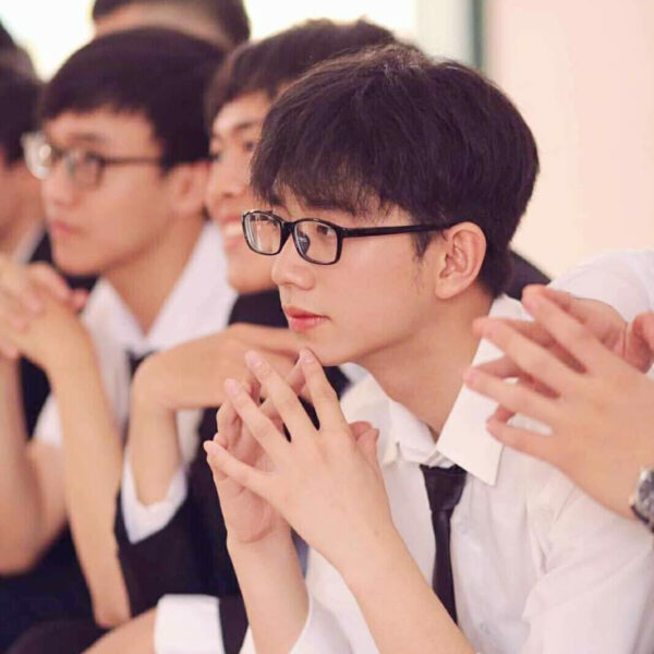 ảnh nam sinh đẹp trai trong bộ đồng phục trắng