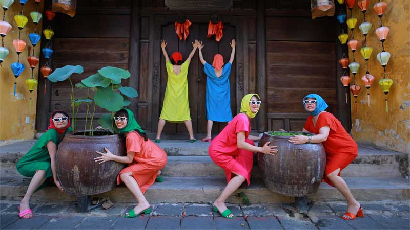 Ảnh nhóm bạn bè tạo dáng hài hước, vui nhộn