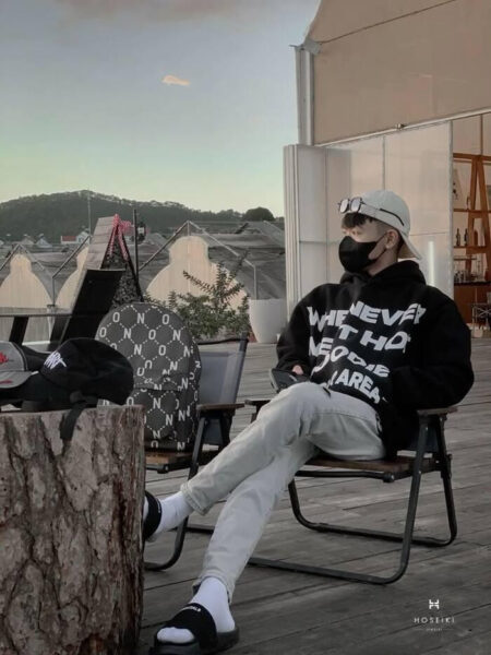 Ảnh trai đẹp che mặt bí ẩn với mũ và khăn choàng, toát lên vẻ phong cách.