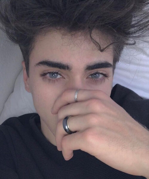 ảnh trai Tây che mặt với phong thái lạnh lùng