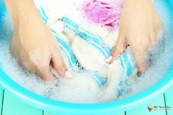 Áp dụng xà phòng và nước lạnh để xử lý vết màu acrylic trên áo