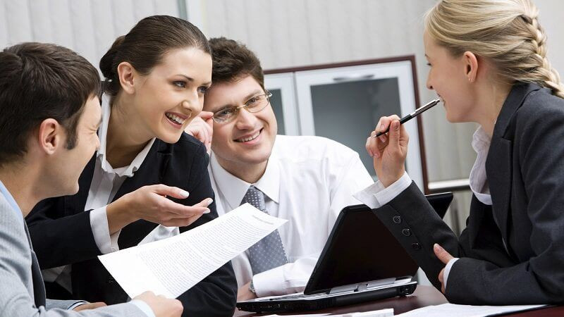 ASM là gì: Hình ảnh một nhóm quản lý bán hàng đang họp chiến lược