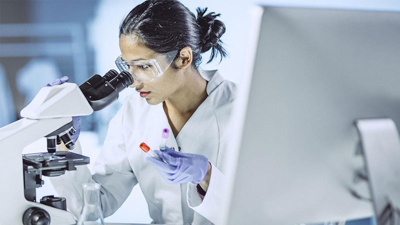 Bác sĩ nghiên cứu làm việc với kính hiển vi trong phòng thí nghiệm