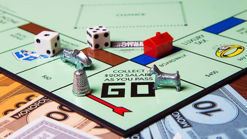 Bàn cờ Monopoly với các quân cờ và bất động sản