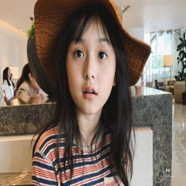 Bé gái tóc layer dài xoăn nhẹ