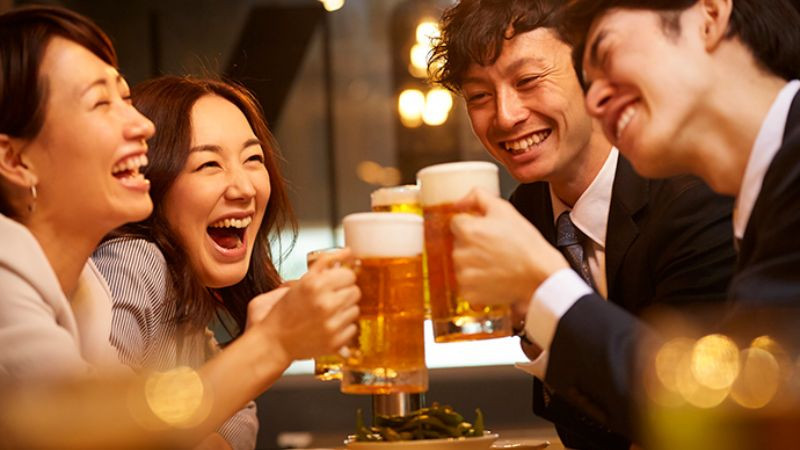 Biếm họa về cuộc tụ tập bạn bè trong văn hóa ăn nhậu Việt Nam