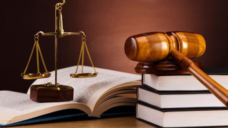 Biểu tượng cán cân công lý và sách luật, minh họa khái niệm tư pháp là gì