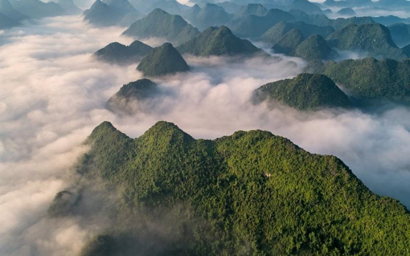 Tuyệt Tác Thiên Nhiên Qua **Hình Ảnh Đồi Núi** Hùng Vĩ Bình minh mờ ảo trên những đồi núi phủ sương sớm
