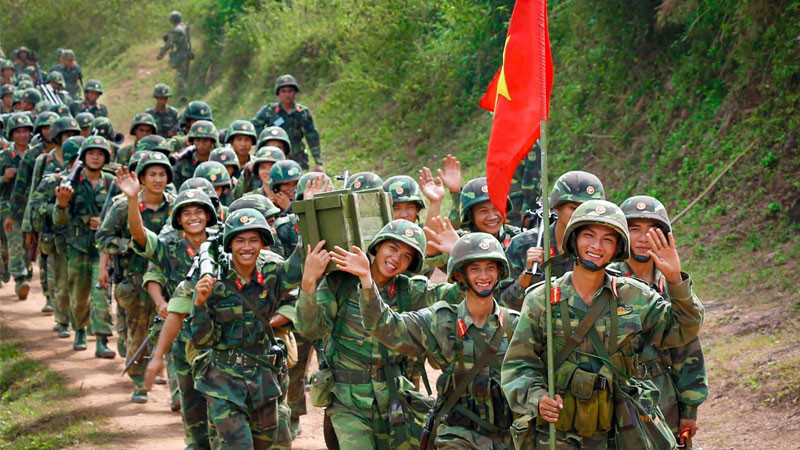 Bộ đội hành quân trong rừng sớm mai