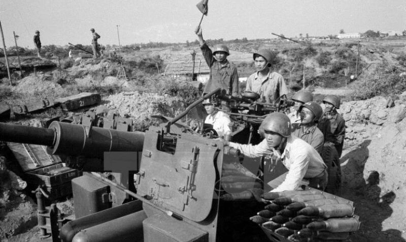 Bộ đội Việt Minh kéo pháo vào trận địa Điện Biên Phủ