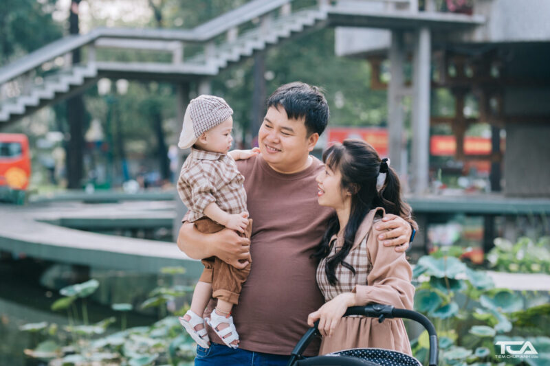 Bộ Sưu Tập Hình Ảnh Gia Đình 3 Người Hạnh Phúc Nhất Bố mẹ và con gái ôm nhau thể hiện tình yêu thương trong gia đình 3 người