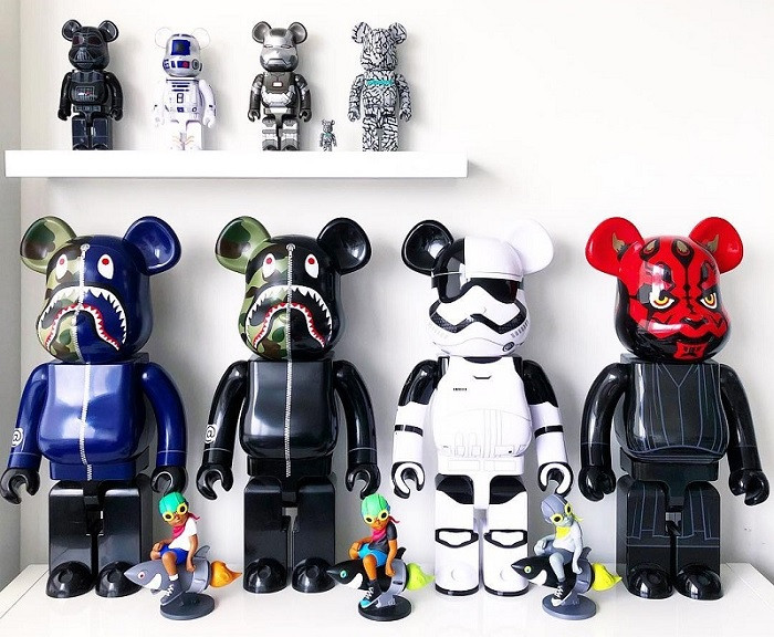 Bộ sưu tập gấu Bearbrick nhiều màu sắc được trưng bày