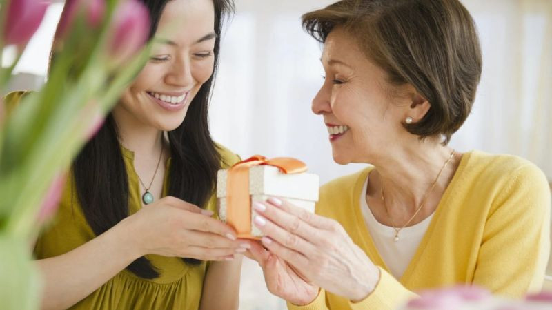 Bức vẽ ý nghĩa về tình mẫu tử, thể hiện khoảnh khắc ấm áp giữa mẹ và con, là một hình ảnh mẹ đẹp đầy cảm xúc.