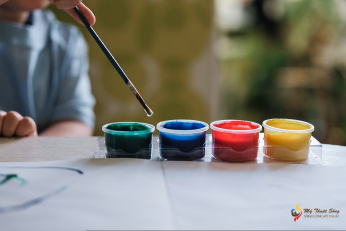 Hướng Dẫn Chi Tiết Cách Sử Dụng Màu Gouache Các tuýp màu gouache nhiều màu sắc sắp xếp gọn gàng