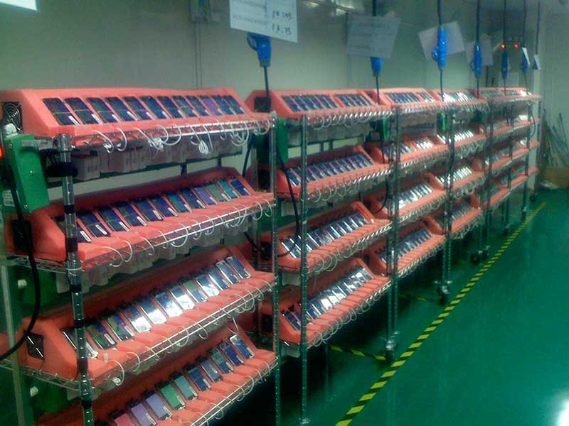 Cận cảnh công nhân lắp ráp màn hình trên dây chuyền sản xuất iPhone đầu tiên tại nhà máy Foxconn năm 2007