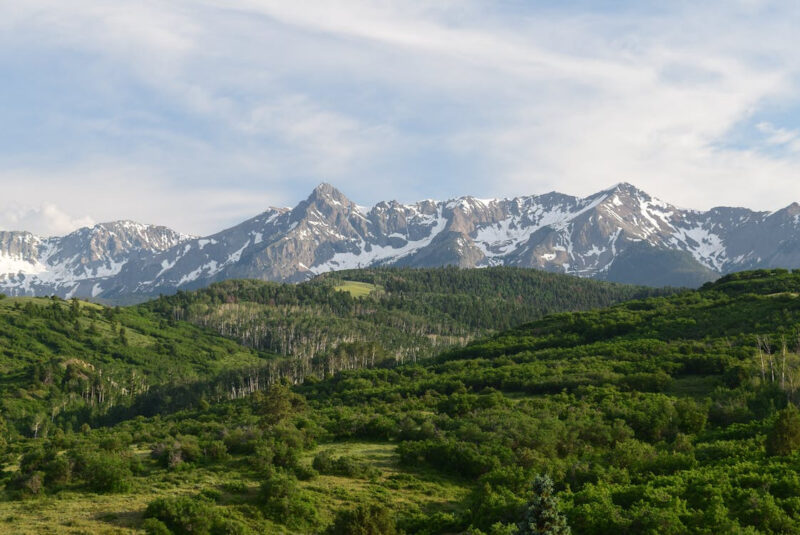 Cảnh núi phủ tuyết trắng dưới bầu trời xanh