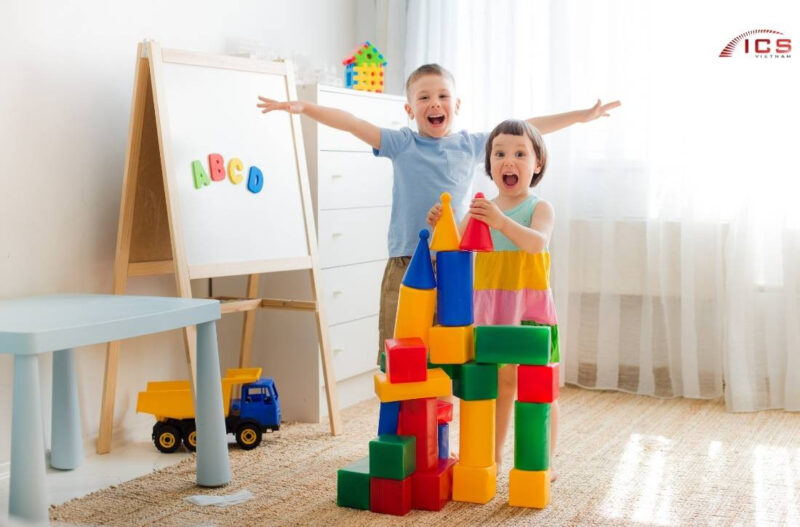 Cha mẹ đồng hành cùng con trong giáo dục sớm tự nhiên