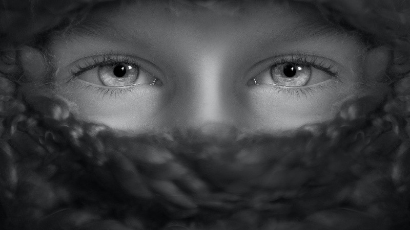 Chân dung người phụ nữ chụp ảnh đen trắng với ánh sáng tương phản