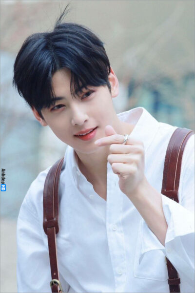 Chiêm Ngưỡng Hình Ảnh Trai Đẹp Dễ Thương Nhất Chàng trai trẻ với mái tóc đầu nấm mỉm cười nhẹ nhàng