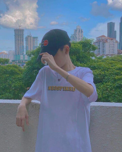 Chàng trai Việt Nam trẻ trung đội mũ