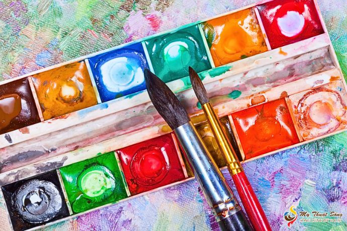 Chất liệu màu nước trong khay màu, thể hiện sự tinh tế và trong trẻo