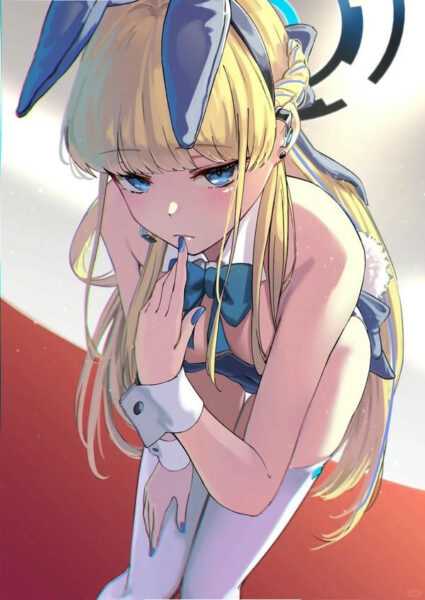 Cô gái anime tóc hồng nhìn nghiêng đầy cuốn hút