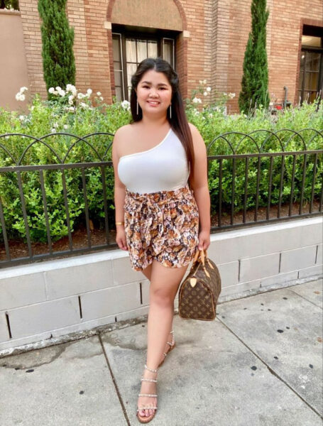 Cô gái mập dễ thương rạng rỡ trong bộ váy đi tiệc