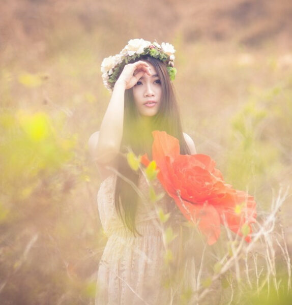 Cô gái tóc dài xinh đẹp nhìn xa xăm suy tư