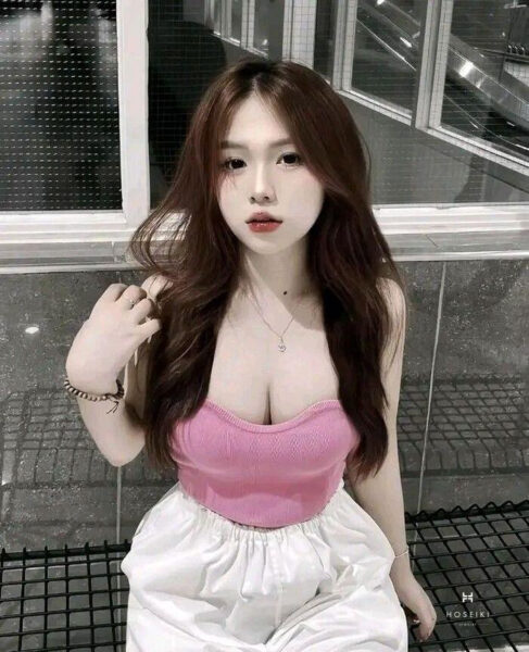 Cô gái với mái tóc dài, mặc trang phục tôn dáng, thể hiện vẻ đẹp tự tin và quyến rũ