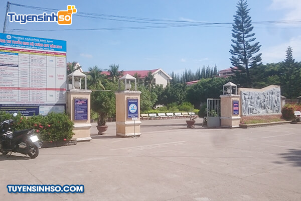 Tổng quan về Cao đẳng Bình Định Cổng chính trường Cao đẳng Bình Định với kiến trúc đặc trưng