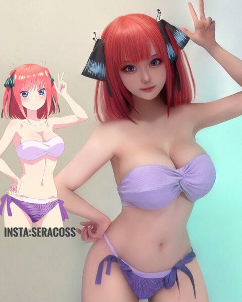 Cosplayer hóa thân thành Nino Nakano trong bộ đồng phục học sinh quen thuộc