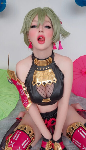 Cosplayer trong trang phục cosplay Kuki Shinobu màu tím nổi bật