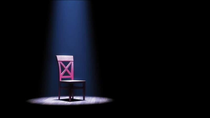 Đèn sân khấu (spotlight) chiếu sáng rực rỡ, biểu tượng cho sự tập trung và thu hút sự chú ý