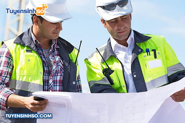 Đội ngũ kỹ sư quản lý xây dựng thảo luận kế hoạch tại công trường