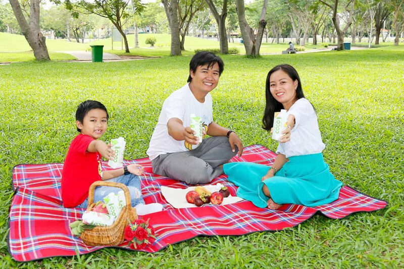 Những hình ảnh gia đình 1 con ấm áp và đáng yêu Gia đình 1 con vui vẻ đi dã ngoại picnic