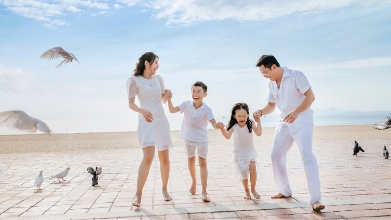 Gia đình 4 người vui vẻ chụp ảnh cùng nhau
