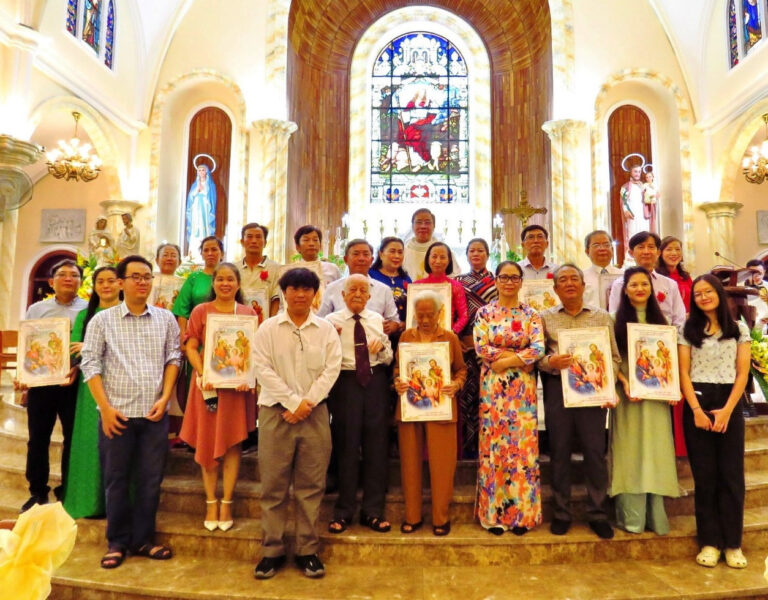 Gia đình Công giáo cùng tham dự Thánh Lễ trong nhà thờ