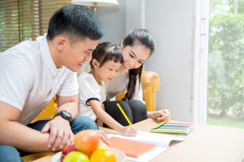 Gia đình tham khảo các yếu tố khi tìm kinh nghiệm chọn trường tiểu học cho con