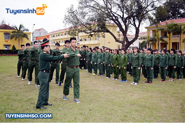 Giảng viên Giáo dục Quốc phòng An ninh hướng dẫn sinh viên thực hành kỹ năng tại lớp học