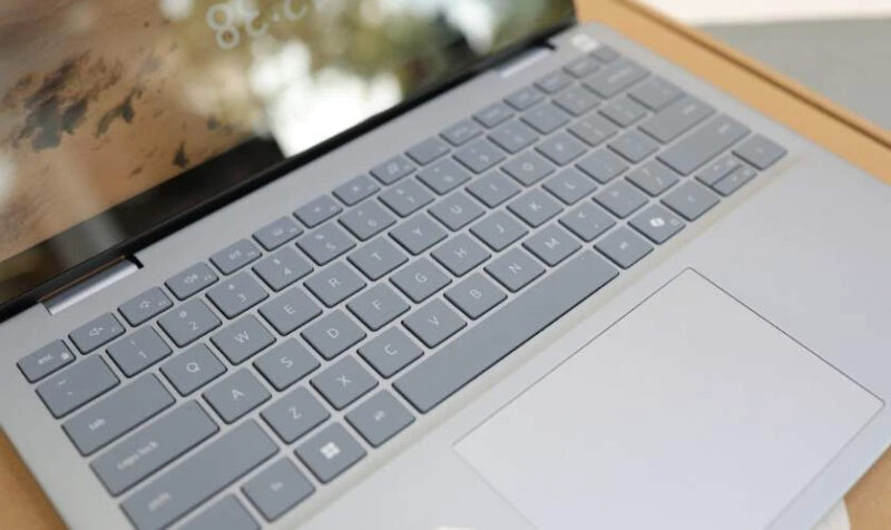 Góc nhìn chi tiết bàn phím laptop Dell Inspiron với đèn nền