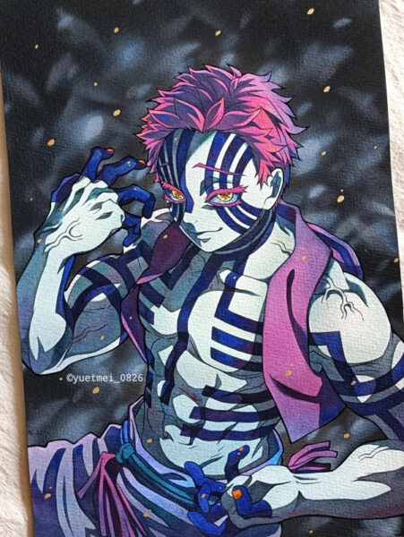 Hình ảnh Akaza ngầu đứng trong bối cảnh tối màu