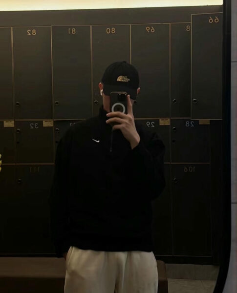 Hình ảnh chàng trai che mặt với phong cách thời trang đen cá tính