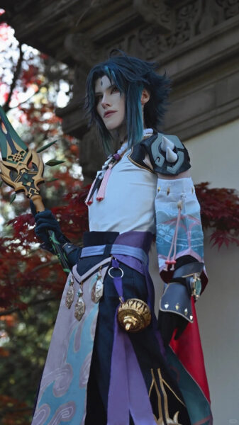 Hình ảnh cosplay Xiao với tạo hình nhân vật hoàn chỉnh và thần thái ngầu