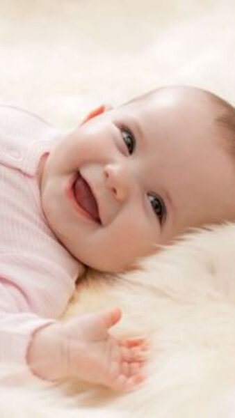 Hình ảnh em bé đáng yêu đang cười rạng rỡ