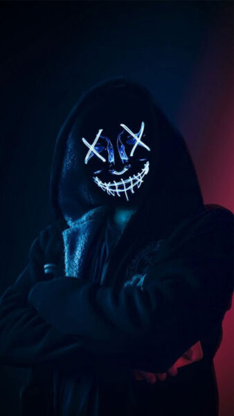 Hình ảnh hacker mũ đen ngồi trước màn hình với dòng mã xanh ma trận