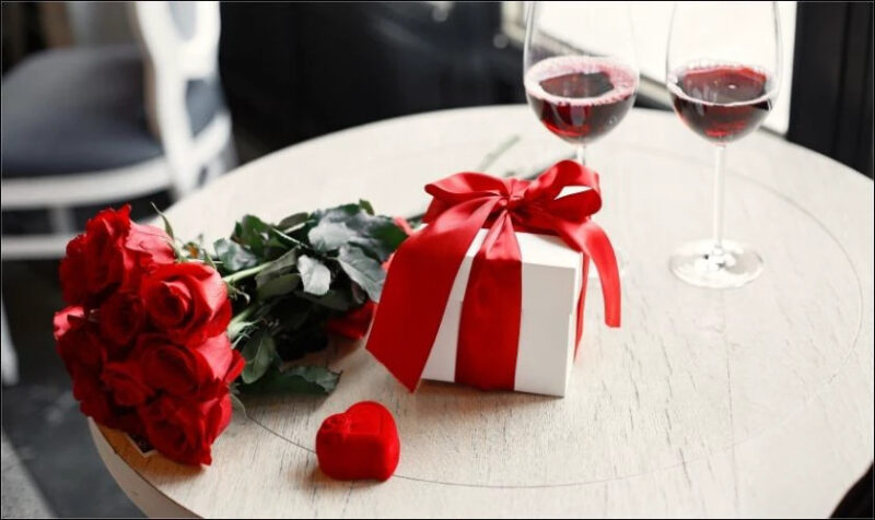 Hình ảnh một bông hoa hồng đỏ duy nhất cho ngày Valentine