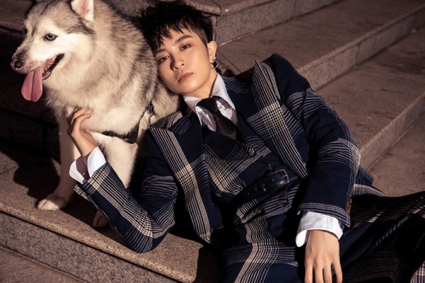 Hình ảnh một cô gái với mái tóc ngắn cá tính, thể hiện phong cách tomboy năng động