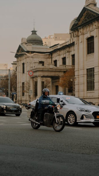 Hình ảnh xe máy di chuyển trên đường phố đông đúc Việt Nam