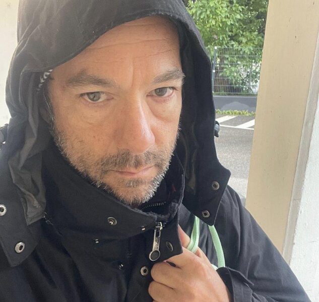 Hình ảnh minh họa một thanh niên trẻ thất bại trong việc nộp đơn vào trường mỹ thuật tại Vienna, Áo, gợi nhắc đến khởi đầu nghệ thuật của nhân vật liên quan đến cụm từ "họa sĩ người áo đã từng nói".